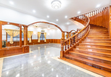 5 Bedroom Commercial Villa For Rent - Tonle Bassac, Phnom Penh thumbnail