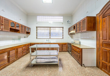5 Bedroom Commercial Villa For Rent - Tonle Bassac, Phnom Penh thumbnail