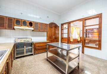 5 Bedroom Commercial Villa For Rent - Tonle Bassac, Phnom Penh thumbnail