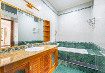 5 Bedroom Commercial Villa For Rent - Tonle Bassac, Phnom Penh thumbnail