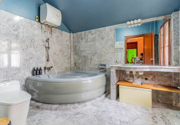 3 Bedroom Villa For Sale - Chakto Mukh, Phnom Penh thumbnail