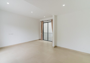 Luxury 4 Bedroom Link House For Rent - Veal Sbov, Phnom Penh thumbnail