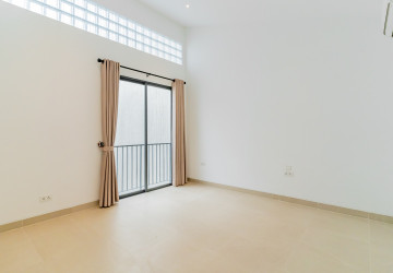 Luxury 4 Bedroom Link House For Rent - Veal Sbov, Phnom Penh thumbnail