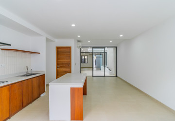 Luxury 4 Bedroom Link House For Rent - Veal Sbov, Phnom Penh thumbnail