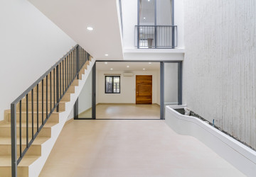 Luxury 4 Bedroom Link House For Rent - Veal Sbov, Phnom Penh thumbnail