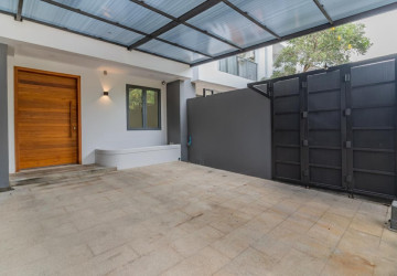 Luxury 4 Bedroom Link House For Rent - Veal Sbov, Phnom Penh thumbnail