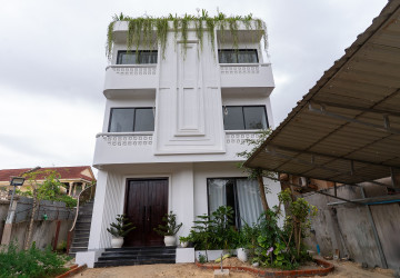 11 Unit Apartment Building For Rent - Svay Dangkum, Siem Reap thumbnail