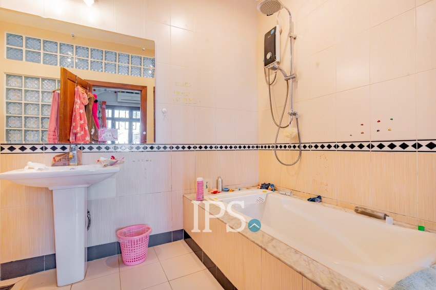 6 Bedroom Townhouse For Sale - Chey Chumneah, Phnom Penh