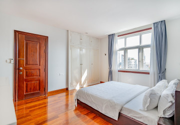 3 Bedroom Serviced Apartment For Rent - Tonle Bassac, Phnom Penh thumbnail