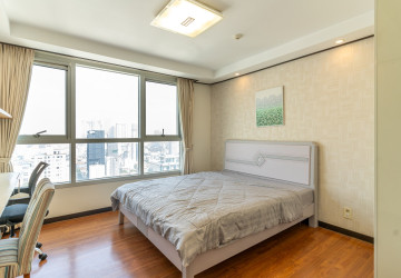27th Floor 3 Bedroom Condo For Sale - Decastle Royal, BKK1,  Phnom Penh thumbnail
