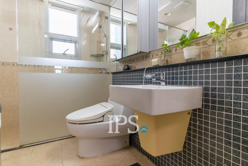 27th Floor 3 Bedroom Condo For Sale - Decastle Royal, BKK1, Phnom Penh