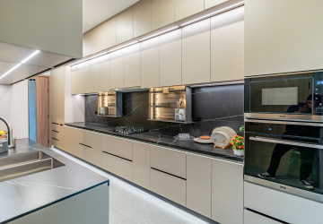 33nd Floor Premium Residence 3 Bedroom Condo For Sale - UC88, BKK1, Phnom Penh thumbnail