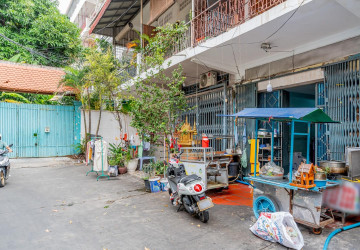 2 Bedroom Ground Floor For Sale - Chaktomukh, PhnomPenh thumbnail