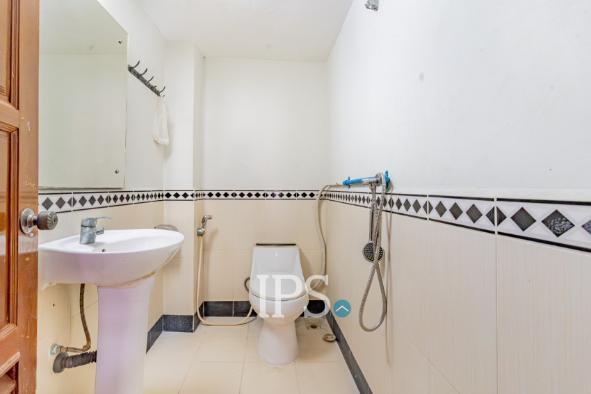 Renovated 3 Bedroom Apartment For Rent - Phsar Thmei 3, Phnom Penh