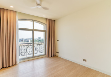 Renovated 5 Bedroom Apartment For Rent - Tonle Bassac, Phnom Penh thumbnail