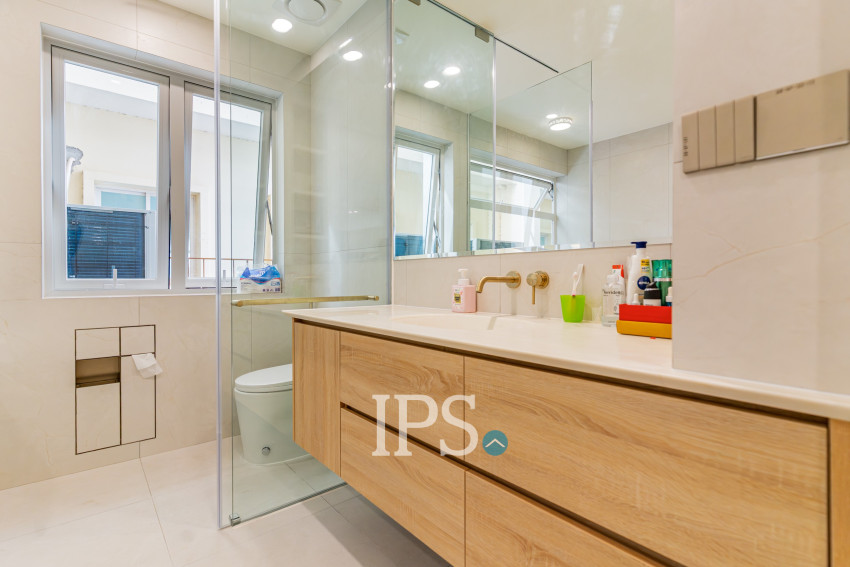 Renovated 5 Bedroom Apartment For Rent - Tonle Bassac, Phnom Penh