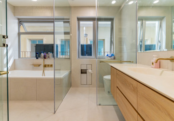 Renovated 5 Bedroom Apartment For Rent - Tonle Bassac, Phnom Penh thumbnail