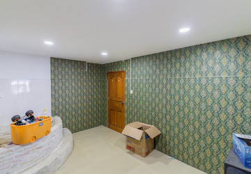 4 Bedroom Shophouse For Rent - Boeng Trabaek, Phnom Penh thumbnail