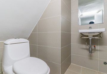 4 Bedroom Shophouse For Rent - Boeng Trabaek, Phnom Penh thumbnail