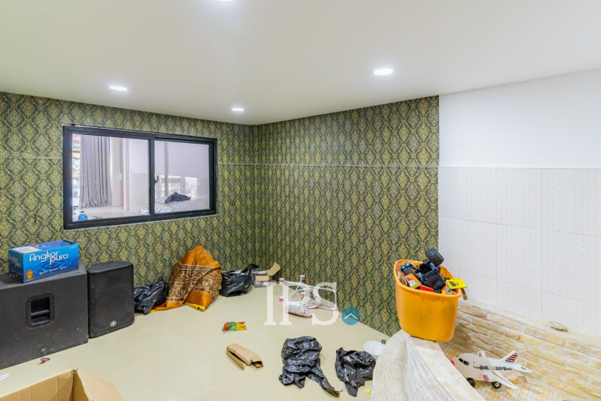 4 Bedroom Shophouse For Rent - Boeng Trabaek, Phnom Penh
