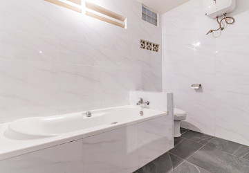 4 Bedroom Shophouse For Rent - Tonle Bassac, Phnom Penh thumbnail