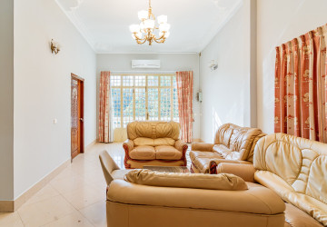 4 Bedroom Shophouse For Rent - Tonle Bassac, Phnom Penh thumbnail