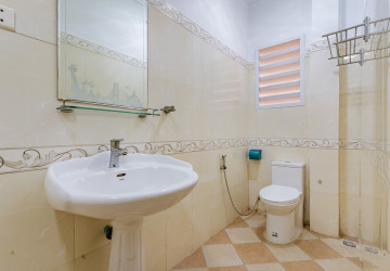 4 Bedroom Shophouse For Rent - Tonle Bassac, Phnom Penh thumbnail