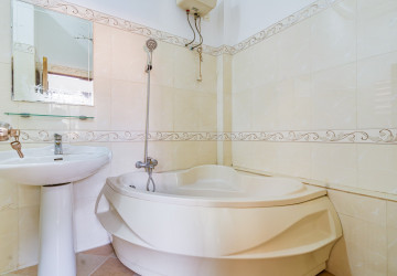 4 Bedroom Shophouse For Rent - Tonle Bassac, Phnom Penh thumbnail