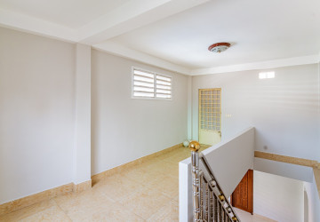 4 Bedroom Shophouse For Rent - Tonle Bassac, Phnom Penh thumbnail