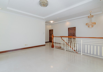 3 Bedroom Villa For Rent - Bassac Garden, Tonle Bassac, Phnom Penh thumbnail