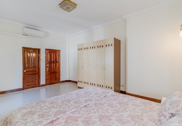 3 Bedroom Villa For Rent - Bassac Garden, Tonle Bassac, Phnom Penh thumbnail
