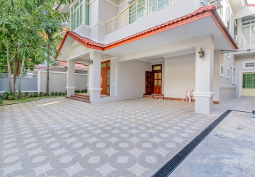 3 Bedroom Villa For Rent - Bassac Garden, Tonle Bassac, Phnom Penh thumbnail