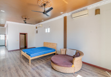 Renovated 1 Bedroom Apartment For Sale - Phsar Chas, Phnom Penh thumbnail
