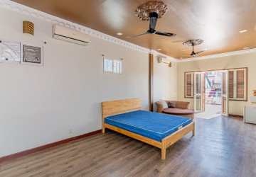 Renovated 1 Bedroom Apartment For Sale - Phsar Chas, Phnom Penh thumbnail