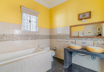 Renovated 1 Bedroom Apartment For Sale - Phsar Chas, Phnom Penh thumbnail