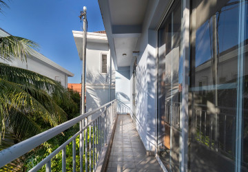 3 Bedroom Apartment For Rent - Slor Kram, Siem Reap thumbnail