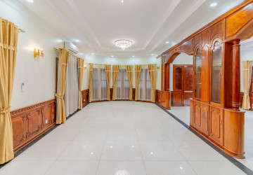 9 Bedroom Commercial Villa For Rent - BKK1, Phnom Penh thumbnail