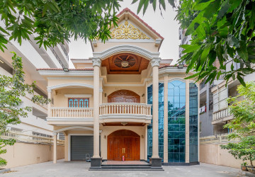 9 Bedroom Commercial Villa For Rent - BKK1, Phnom Penh thumbnail
