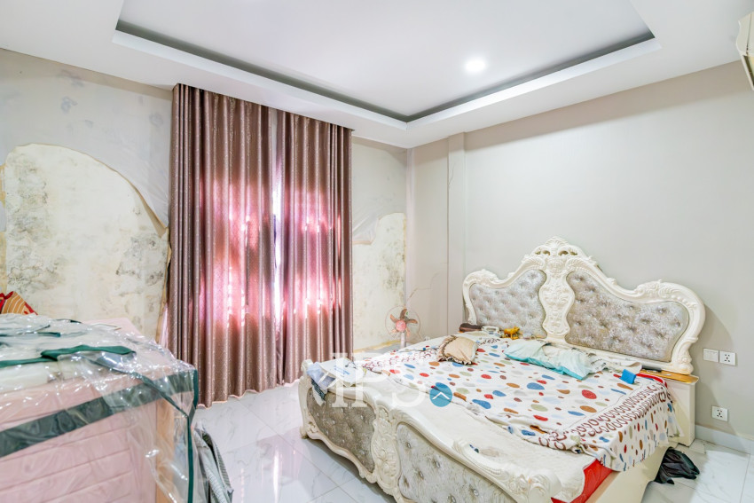 4 Bedroom Link House For Sale - Nirouth, Phnom Penh