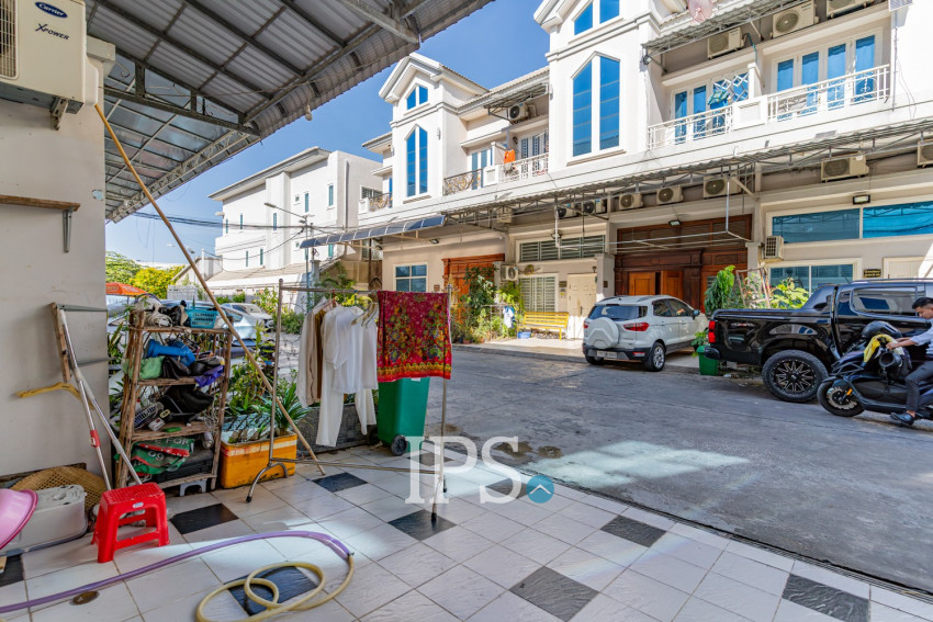 4 Bedroom Link House For Sale - Nirouth, Phnom Penh