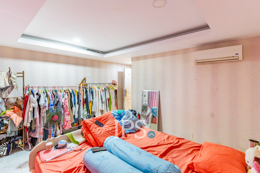 4 Bedroom Link House For Sale - Nirouth, Phnom Penh