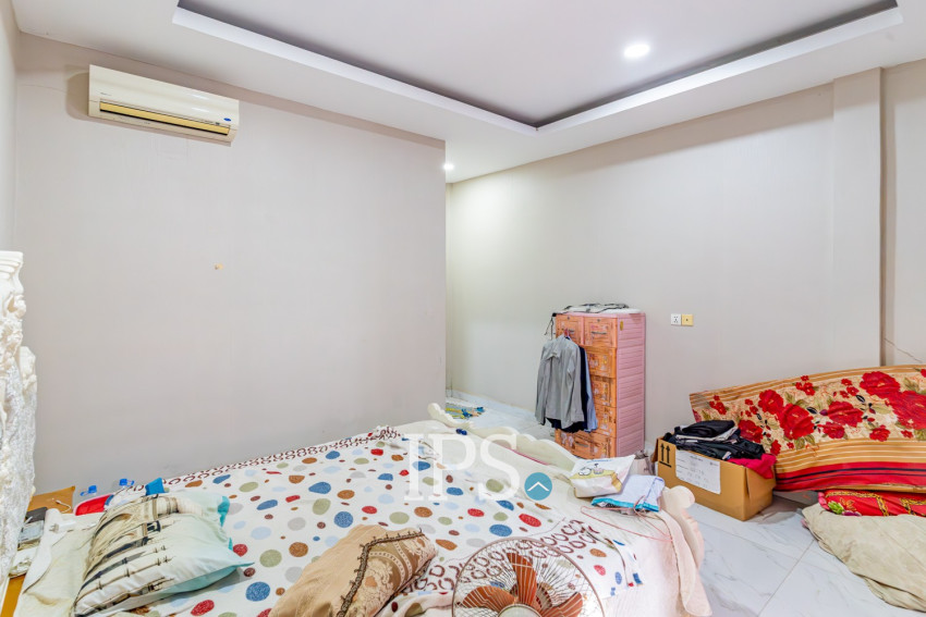 4 Bedroom Link House For Sale - Nirouth, Phnom Penh