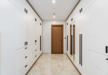 4 Bedroom Serviced Apartment For Rent - BKK1, Phnom Penh thumbnail