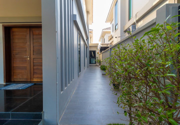 4 Bedroom House For Sale - Borey Tourism, Kandaek, Prasat Bakong, Siem Reap thumbnail