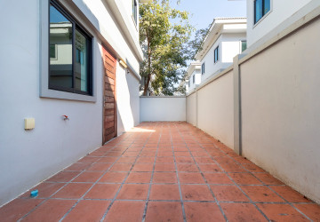 4 Bedroom House For Rent - Borey Tourism, Kandaek, Prasat Bakong, Siem Reap thumbnail