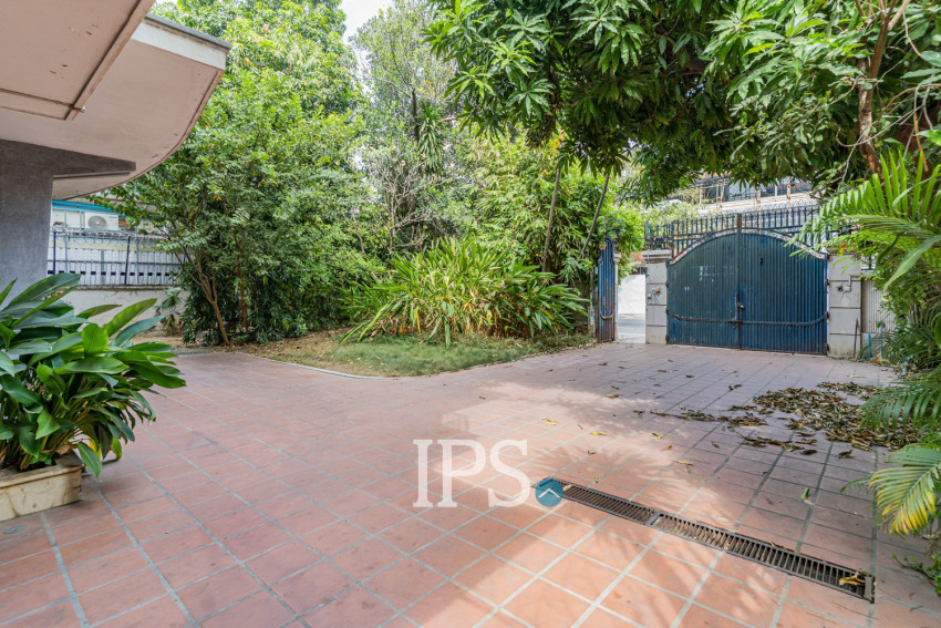 8 Bedroom Commercial Villa For Rent - BKK1, Phnom Penh