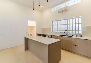 4 Bedroom Villa For Rent - Tonle Bassac, Phnom Penh thumbnail