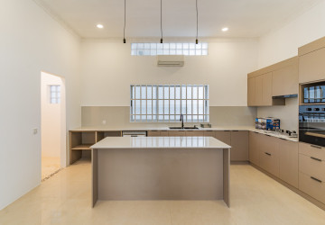4 Bedroom Villa For Rent - Tonle Bassac, Phnom Penh thumbnail