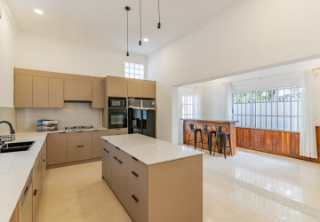 4 Bedroom Villa For Rent - Tonle Bassac, Phnom Penh thumbnail