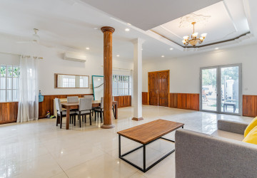 4 Bedroom Villa For Rent - Tonle Bassac, Phnom Penh thumbnail